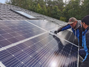 montaż modułów PV na dachu